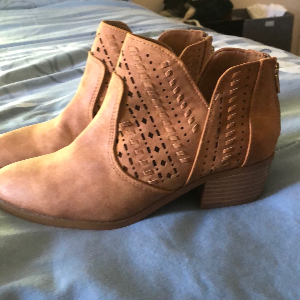 NWOT Vince Camuto Prasata Ankle Booties